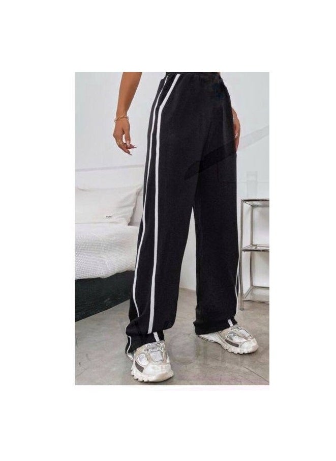 Modern joggers with a taut waist in contrasting tones with distinctive side stripes and pockets at the waist