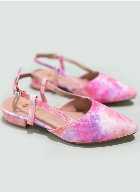 Low-Heeled Shoes With A Closed Toe And A Lace Around The Ankle