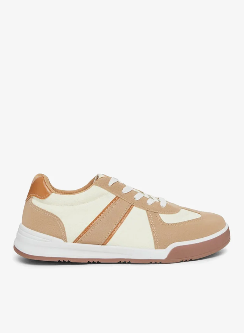 ستايلي حذاء سنيكرز برباط وتفاصيل متباينة