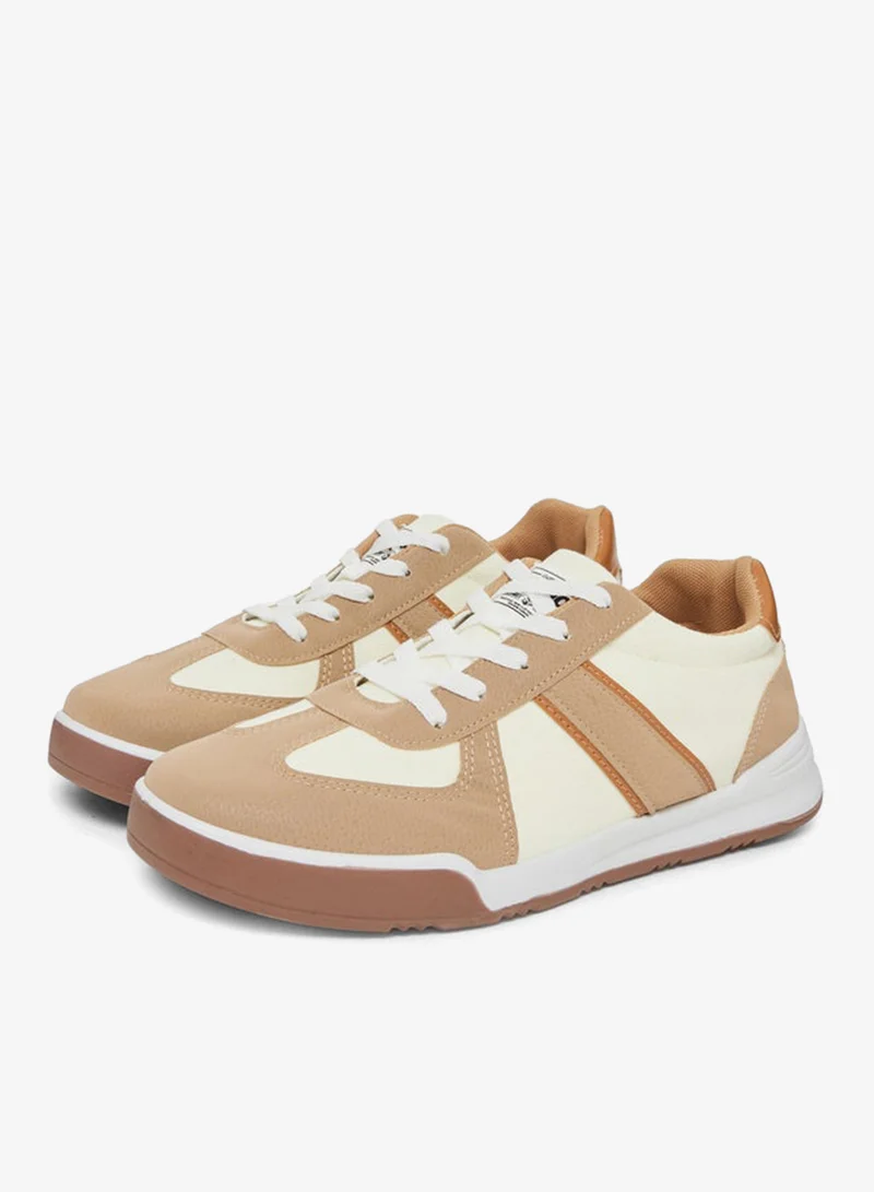 ستايلي حذاء سنيكرز برباط وتفاصيل متباينة