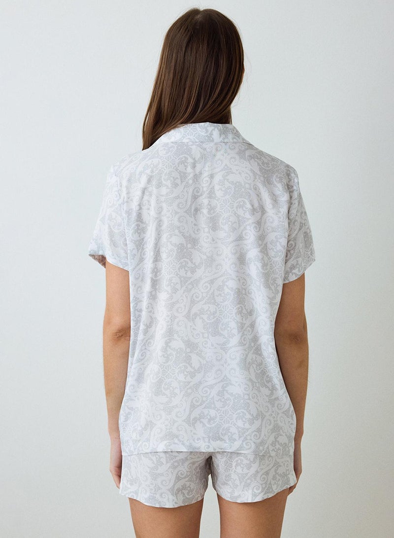 بنتي طقم بيجامة قصير بأكمام قصيرة وياقة قميص وورود رمادية فاتحة - Image 4