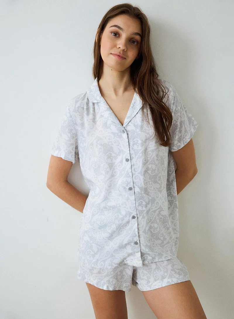 بنتي طقم بيجامة قصير بأكمام قصيرة وياقة قميص وورود رمادية فاتحة