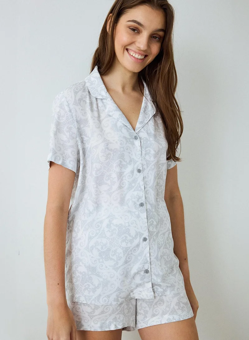 بنتي طقم بيجامة قصير بأكمام قصيرة وياقة قميص وورود رمادية فاتحة