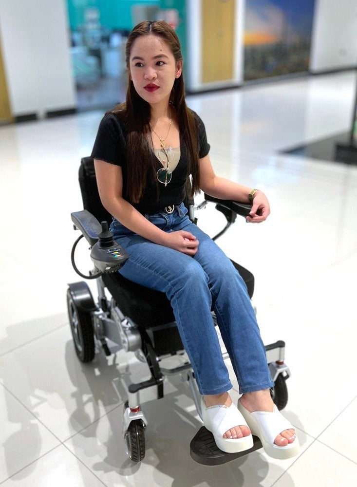 كروني كرسي متحرك كهربائي خفيف الوزن قابل للطي 6012 للبالغين - سعة 350 رطلاً، هيكل من سبائك الألومنيوم لجميع التضاريس، محركان 250 وات × 2، بطارية 24 فولت 12 أمبير/ساعة، 5 سرعات قابلة للتعديل، مدى 10-25 كم، تصميم مضغوط مع عجلات خلفية 12 بوصة، عجلات أمامية 8 بوصة، سهل الطي والنقل، غطاء مقاوم للماء، وسادة مقعد مريحة، وملحقات عملية لكبار السن والمستخدمين ذوي الإعاقة - مثالي للاستخدام الداخلي والخارجي، مثالي للسفر مع وقت شحن سريع من 6 إلى 9 ساعات، مصمم لسهولة المناورة والاستقرار على المنحدرات التي تصل إلى 12 درجة، مناسب للاستخدام المنزلي والسيارة مع خيارات وصلة السيارة والمنحدر، رائع للاستخدام ككرسي متحرك كهربائي، مناسب للأنشطة اليومية والتسوق ومساعدة التنقل - Image 2