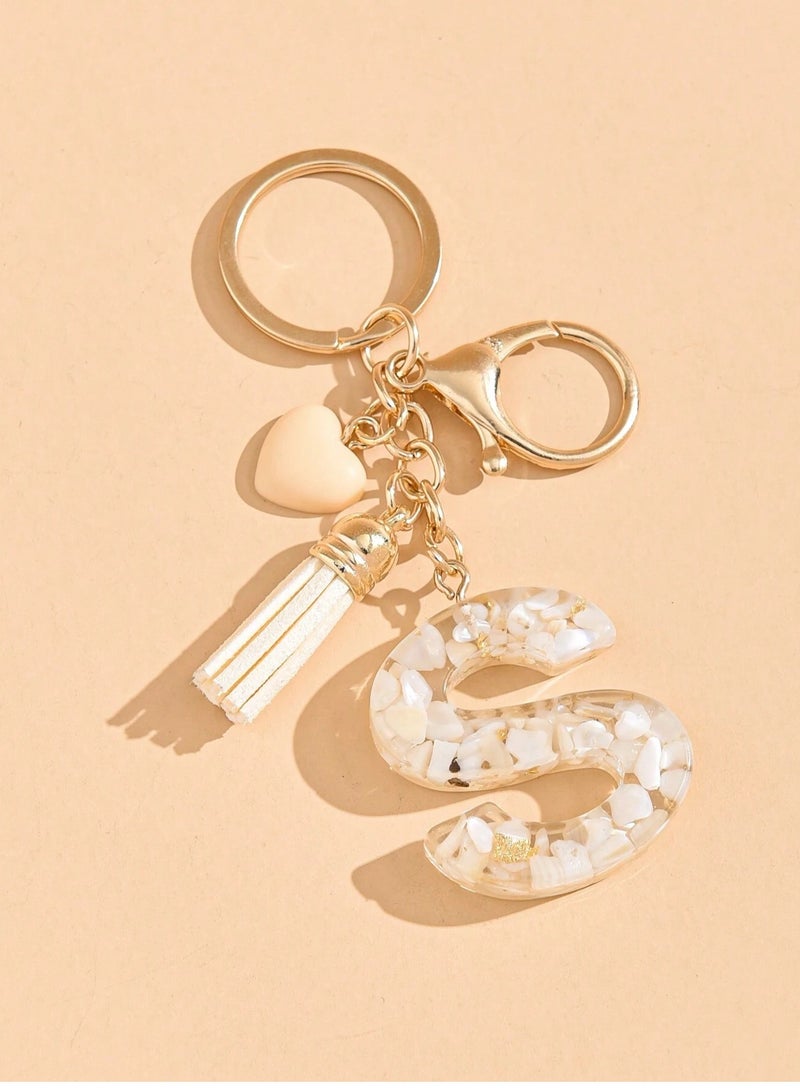 سلسلة مفاتيح للسيارة باللون البيج  على شكل حرف S