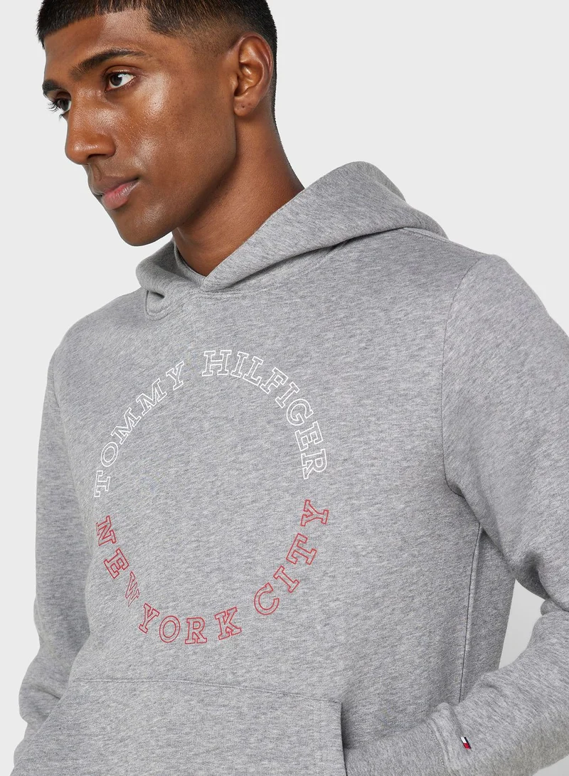 تومي هيلفيغر هودي مزين بشعار الماركة