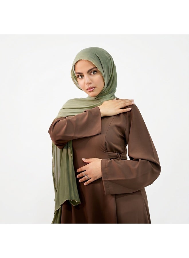 وشاح طويل من الكريب بلون موحد وملمس ناعم بلمسة نهائية ساتانية، مزود بسلسلة من الخرز المعدني؛ وشاح طويل نسائي من الحرير اللامع - Image 2