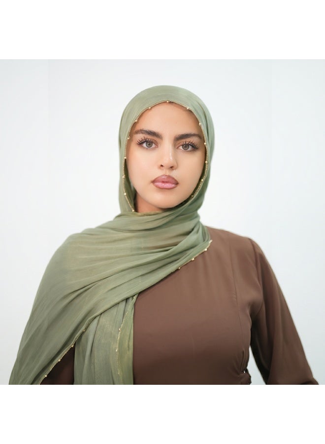 وشاح طويل من الكريب بلون موحد وملمس ناعم بلمسة نهائية ساتانية، مزود بسلسلة من الخرز المعدني؛ وشاح طويل نسائي من الحرير اللامع - Image 1