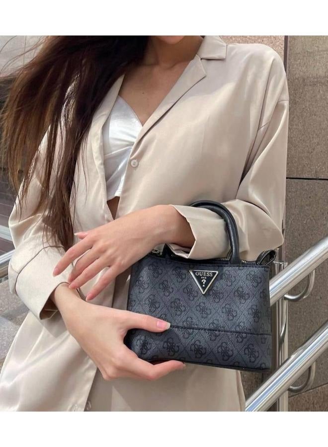 GUESS A distinctive Guess bag for women - Image 5