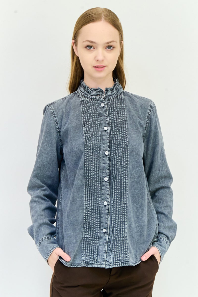 GAP قميص جينز مغسول بأكمام طويلة وياقة مرتفعة للنساء، رمادي - Image 1