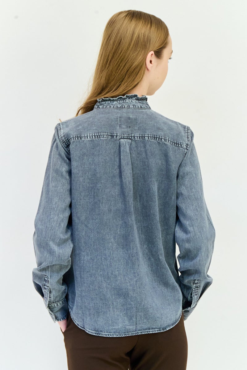 GAP قميص جينز مغسول بأكمام طويلة وياقة مرتفعة للنساء، رمادي - Image 3