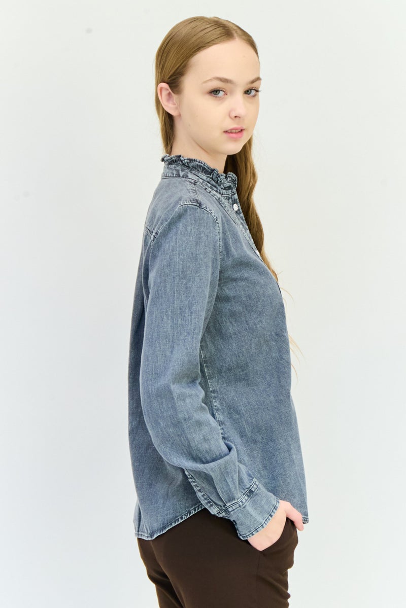 GAP قميص جينز مغسول بأكمام طويلة وياقة مرتفعة للنساء، رمادي - Image 2