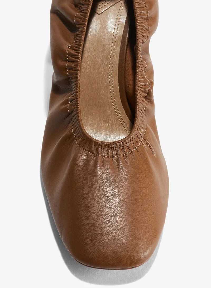 اتش اند ام حذاء كورت بكعب عريض