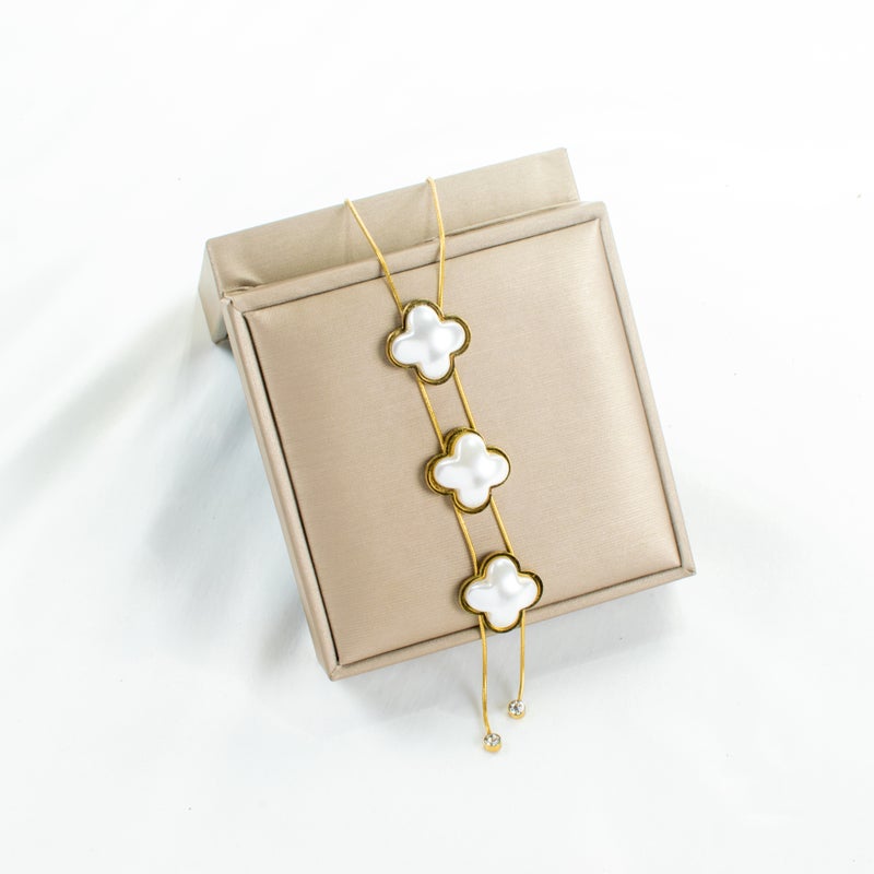 سلسلة أستانليس ستيل ذهبي مع دلاية شكل زهرة البرسيم بيضاء - Image 2