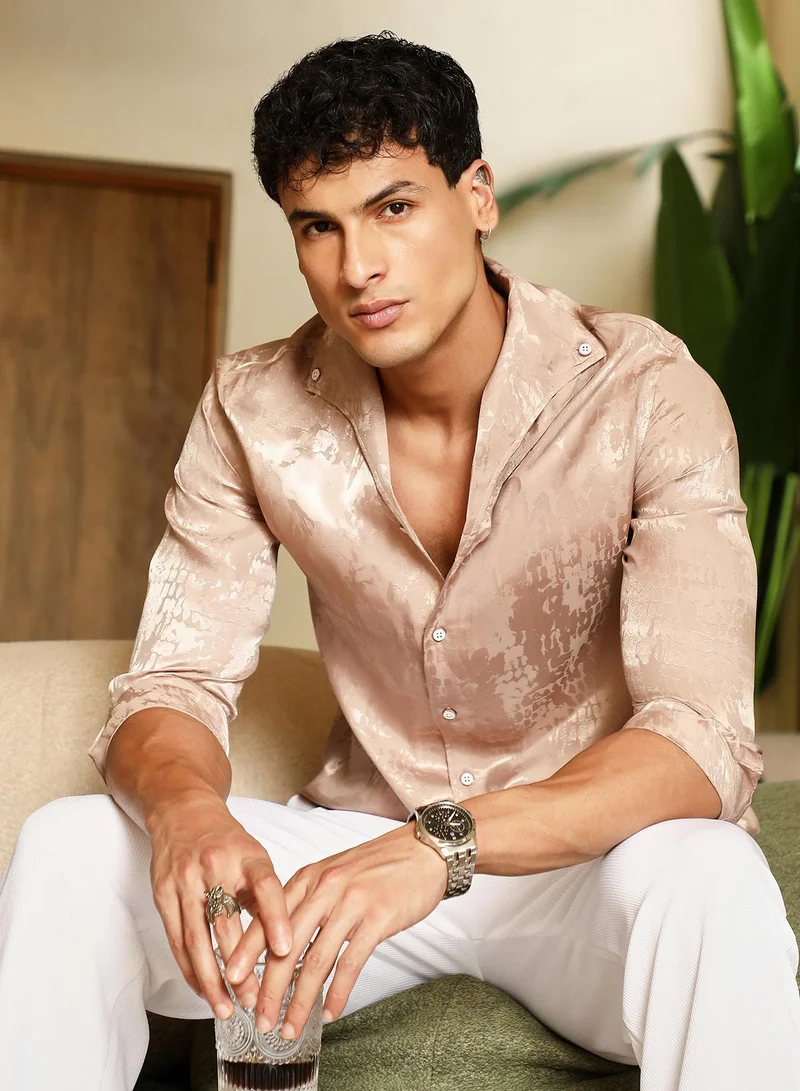 كامبوس سوترا قميص رجالي ساتان بنقشة قطرات جاكار مع ياقة قطعة واحدة وأكمام طويلة بأزرار وحافة مستقيمة.