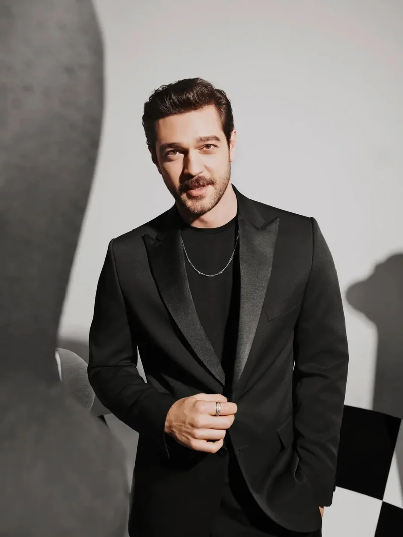 كيب بدلة توكسيدو سوداء سادة بقصة ضيقة قابلة للإزالة ذات صفين من الأزرار