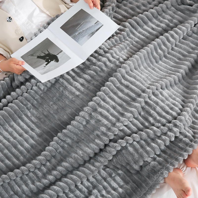 Linecooo بطانية من الصوف باللون الرمادي، مقاس 108” × 90”， مناسبة للأريكة أو السرير، ناعمة جدًا ومريحة، مصنوعة من القطن الميكروفيبر مع تصميم خطوط، خفيفة الوزن، مناسبة للبالغين والنساء والفتيات. - Image 4
