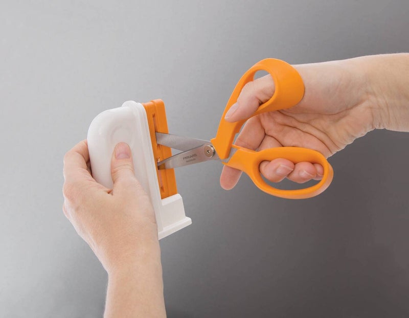 Fiskars Universal Scissor Sharpener, for Right- and Left-Handed PeopleScissorsn, Ceramic Grinding Heads/Plastic casing, White/Orange, 1020499 - Image 4