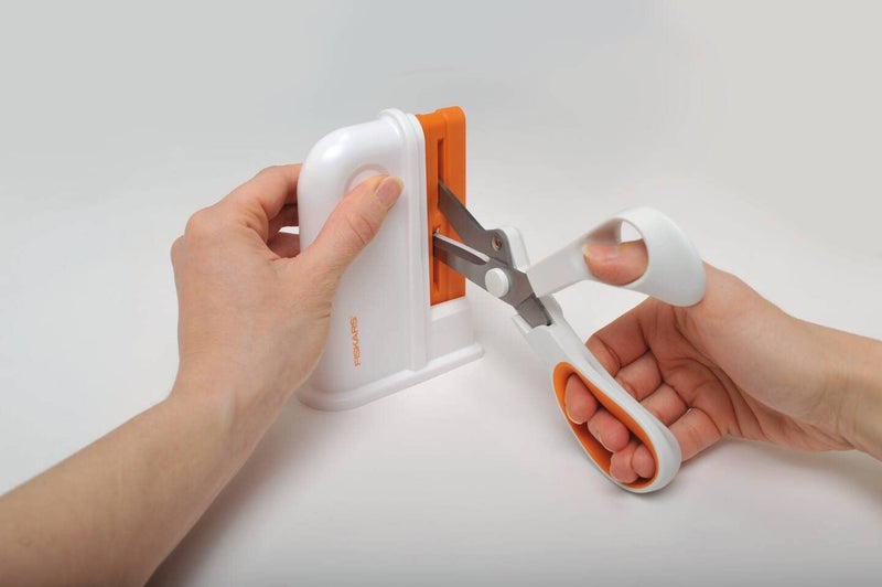 Fiskars Universal Scissor Sharpener, for Right- and Left-Handed PeopleScissorsn, Ceramic Grinding Heads/Plastic casing, White/Orange, 1020499 - Image 3