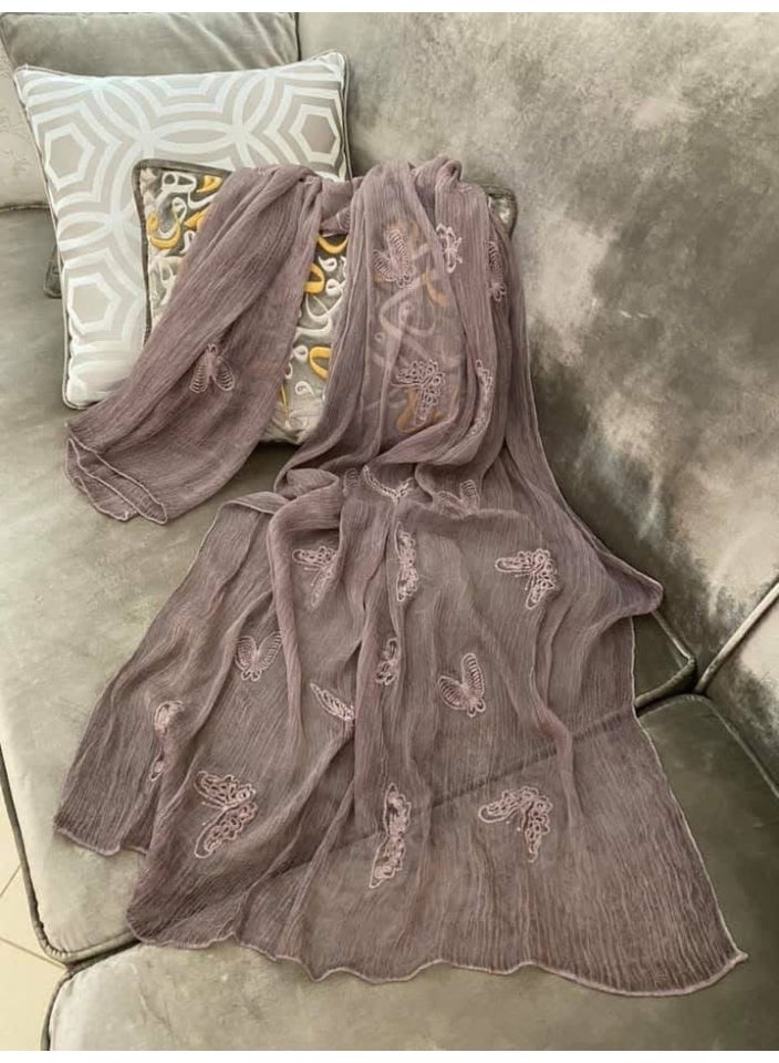 وشاح نسائي بني فاتح وبنفسجي مزين بنقوش الفراشات – وشاح خفيف وناعم وأنيق بملمس مجعد - Image 1