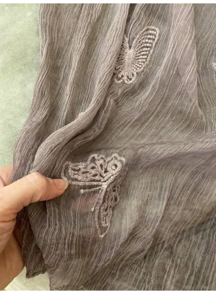 وشاح نسائي بني فاتح وبنفسجي مزين بنقوش الفراشات – وشاح خفيف وناعم وأنيق بملمس مجعد - Image 3