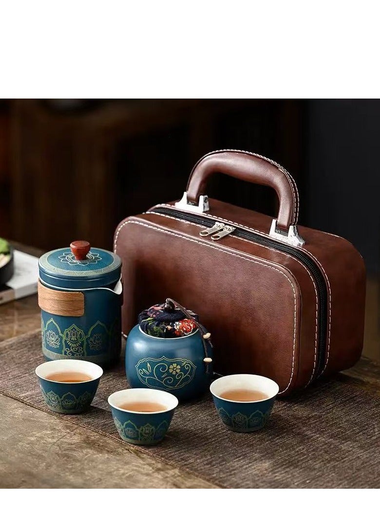 جوسكوين طقم شاي محمول، طقم إبريق شاي خزفي، أكواب شاي خزفية للسفر، حقيبة جلدية محمولة، إبريق شاي واحد مع مكبس، 3 أكواب شاي صغيرة، علبة شاي واحدة، تصميم متكامل، مناسب للاستخدام في المنزل والمكتب والنزهات الخارجية والتخييم والفنادق. - Image 1
