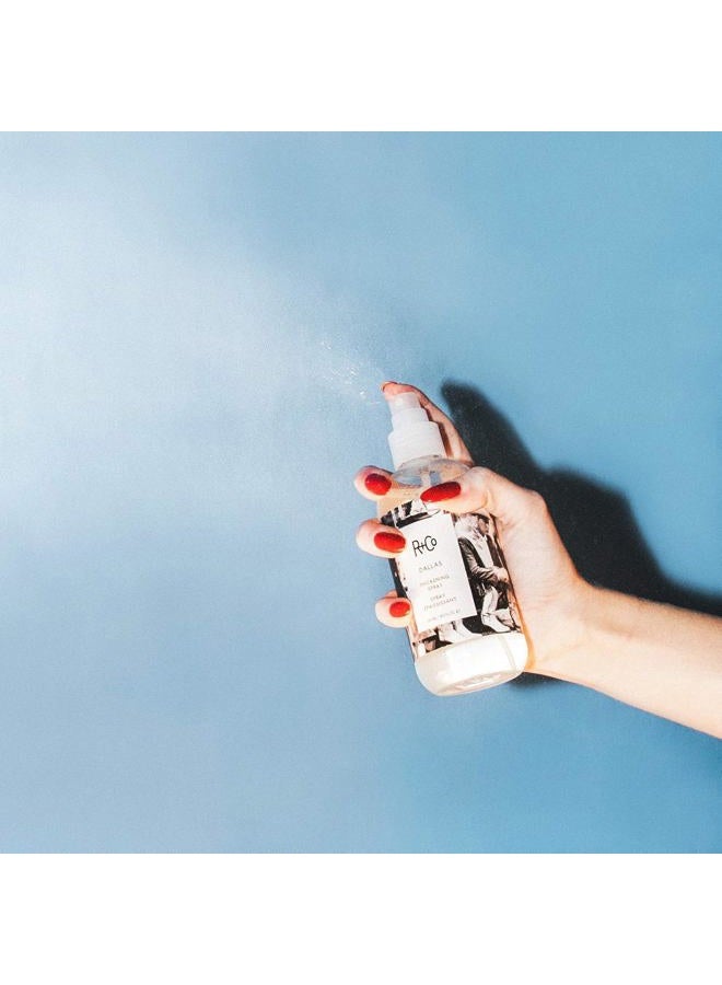 R+Co بخاخ تكثيف الشعر دالاس | بخاخ لتكثيف وحجم الشعر لجميع الأطوال | يضيف حجمًا وملمسًا ولمعانًا | مثالي للتجفيف بالهواء الساخن، مكواة التجعيد ومجموعات الرول | 8.5 أونصة - Image 4