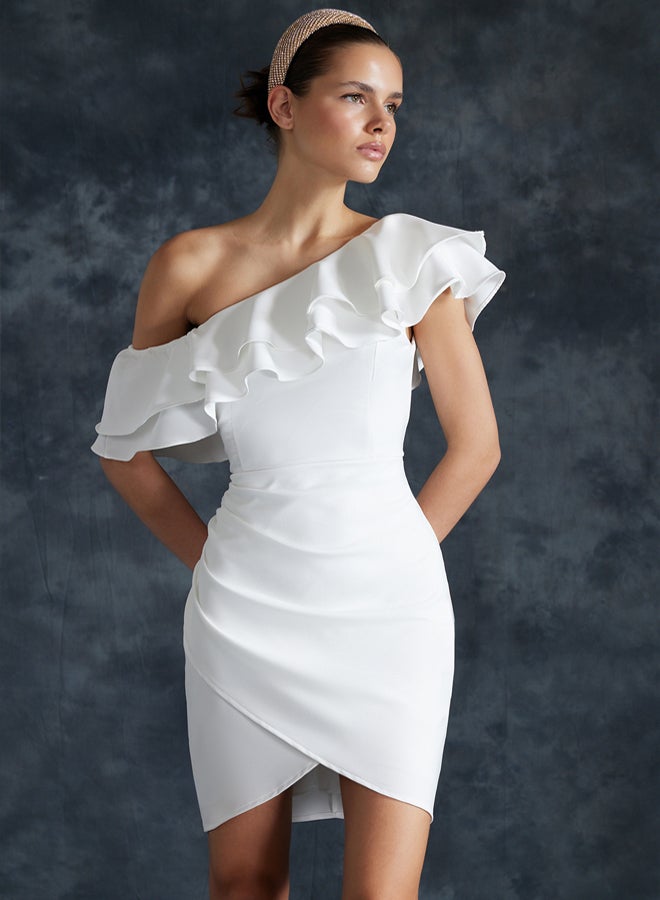 trendyol فستان زفاف أبيض للعروس بتفاصيل فلوونك مزود ببطانة قصير لحفل التخرج في المساء - Image 1