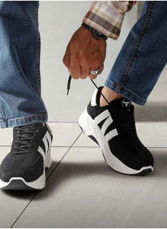Q3 A classic neutral-design shoe built for comfort, made with mixed materials