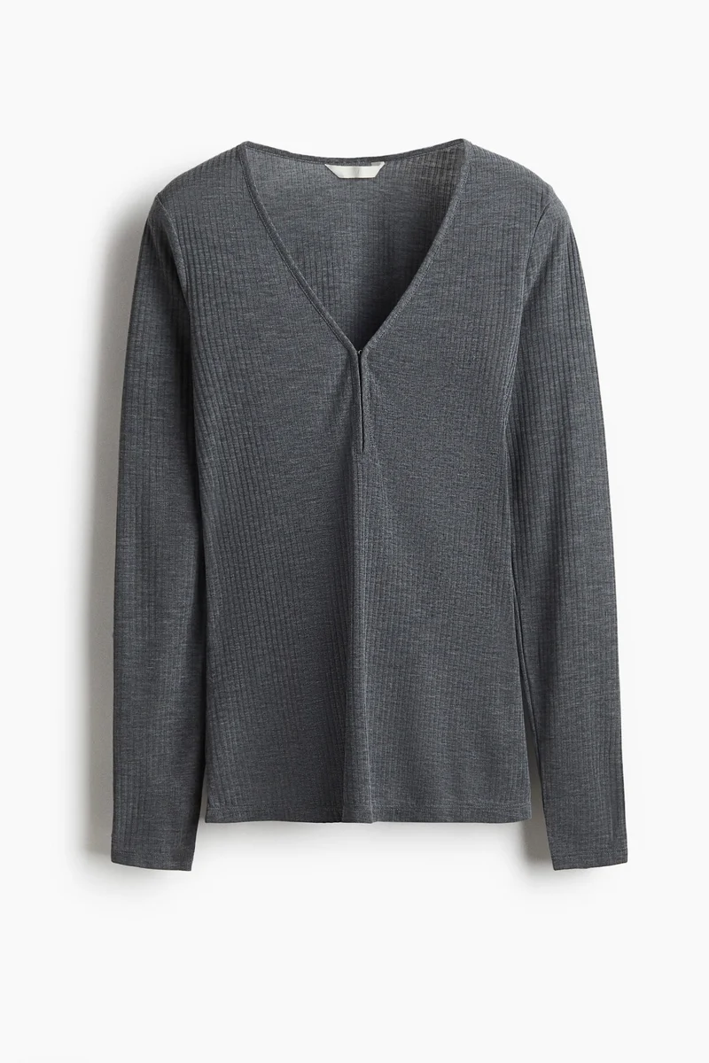 اتش اند ام بلوزة محبوكة من نسيج مرن