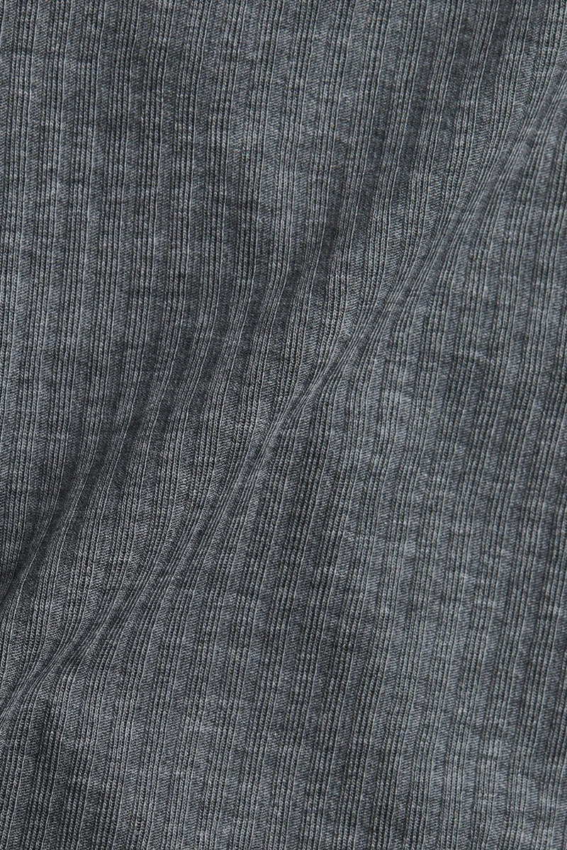 اتش اند ام بلوزة محبوكة من نسيج مرن