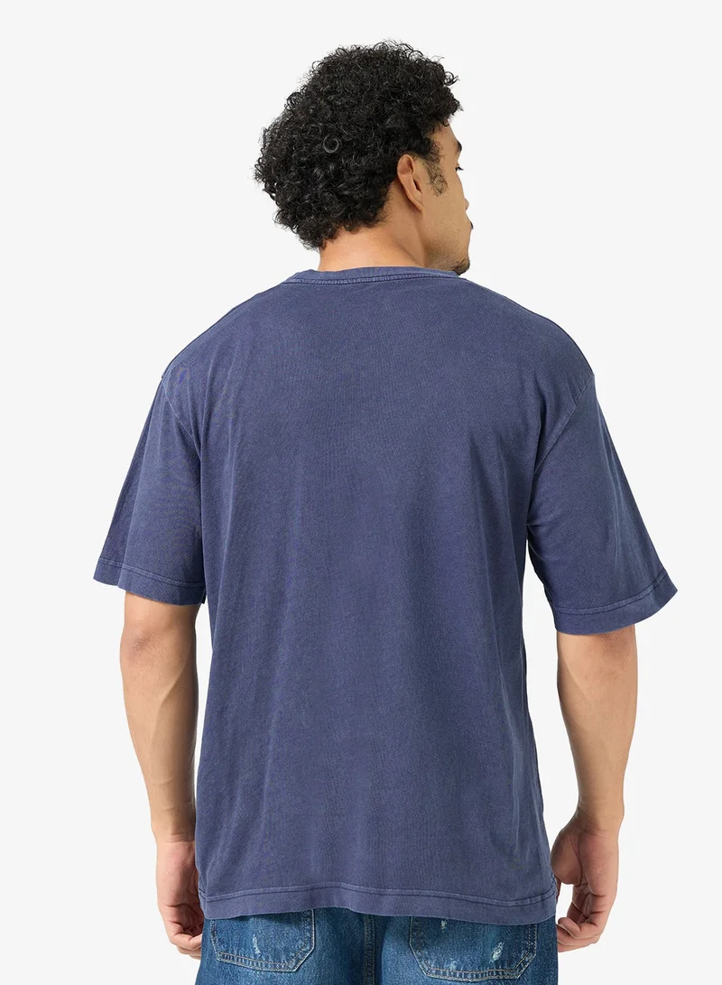 جاك اند جونز تيشيرت بياقة دائرية مزين برسمة