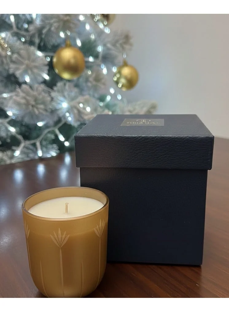 تحفة لوكس شمعة توهفة لوكس الورقة الذهبية في علبة هدايا – شمعة من شمع الصويا النقي داخل زجاج مزخرف بالذهب (275 غ) | مصبوبة يدويًا بلمسة نباتية فاخرة وجاهزة للإهداء