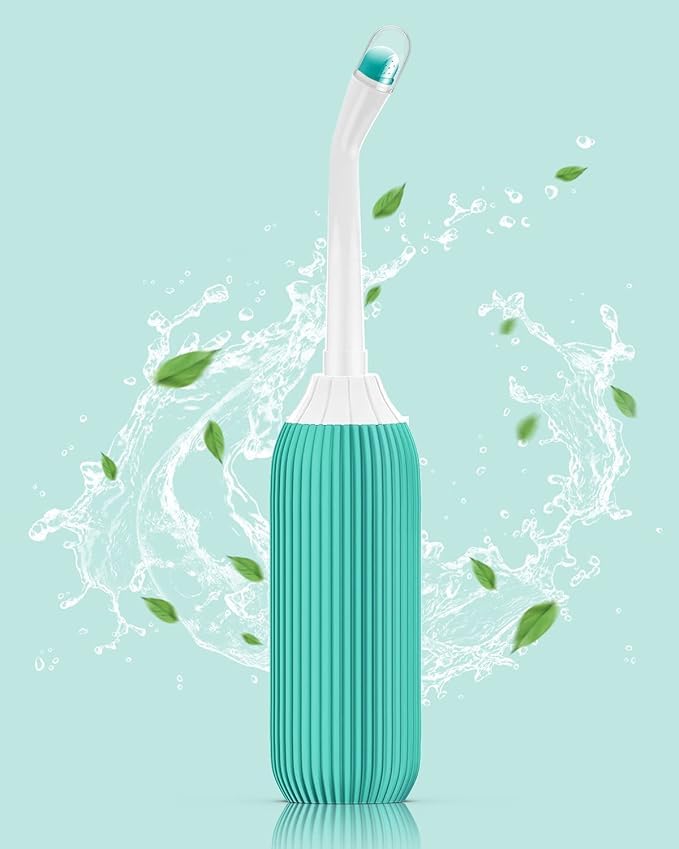 URBANMAC جهاز بيديه محمول بلاستيكي قابل للسحب مع حقيبة سفر 500ML أخضر مضاد للانزلاق، فوهة بيديه بزاوية - Image 1