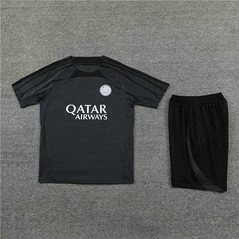 باريس طقم تدريب كرة القدم للرجال من باريس سان جيرمان، تيشيرت قصير الأكمام مع شورت - Image 1