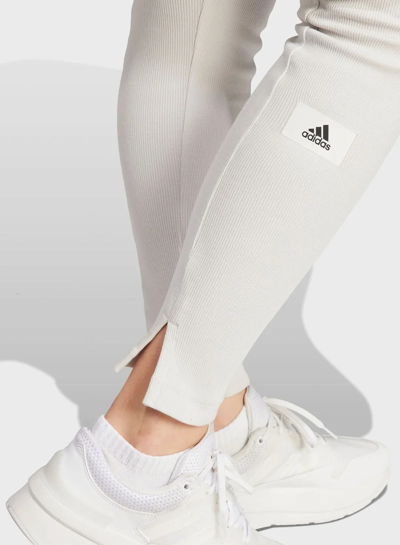 adidas بنطال ليجنز أساسية للحمل