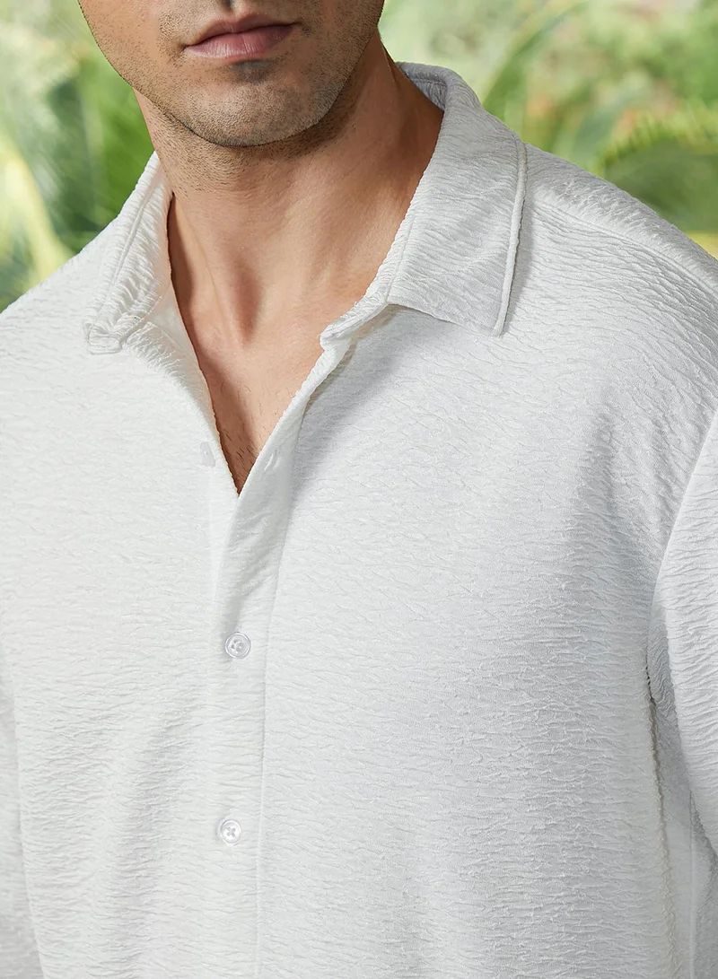Campus Sutra Campus Sutra Men's Cream White Surf-Tactile Shirt For Casual Wear | Spread Collar | Long Cuffed Sleeves | Button Closure | Shirt Crafted With Comfort Fit For Everyday Wear