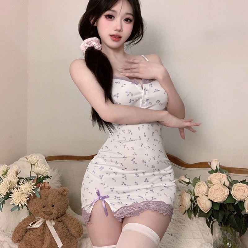 Qing Ru Mei فستان نوم دانتيل مفتوح من الخلف بتصميم عاري الظهر ورقبة عميقة على شكل حرف V - فستان قصير بحمالات مع زهور جذابة وظهر جميل - Image 2