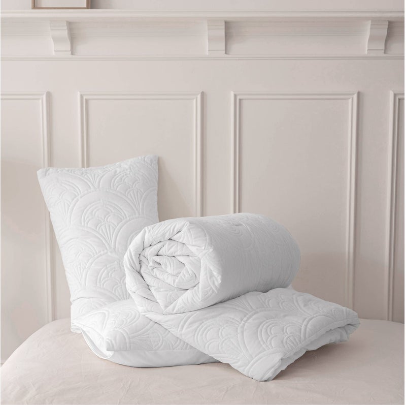 هوم توبيا طقم لحاف فاخر كينج سايز 6 قطع من HOMETOPIA مقاس 264×229 سم – تصميم بنقشة بارزة، قماش ناعم وقابل للتهوية، مريح، مناسب لجميع الفصول، جودة عالية، مثالي للغرف المكيفة والمنازل في السعودية - Image 4