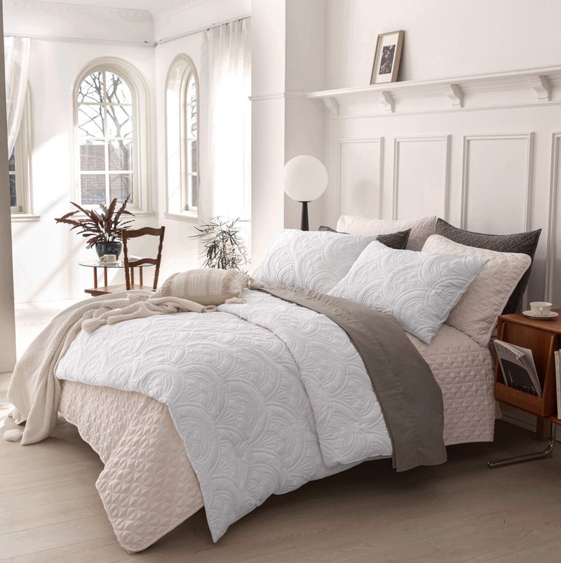 هوم توبيا طقم لحاف فاخر كينج سايز 6 قطع من HOMETOPIA مقاس 264×229 سم – تصميم بنقشة بارزة، قماش ناعم وقابل للتهوية، مريح، مناسب لجميع الفصول، جودة عالية، مثالي للغرف المكيفة والمنازل في السعودية - Image 2