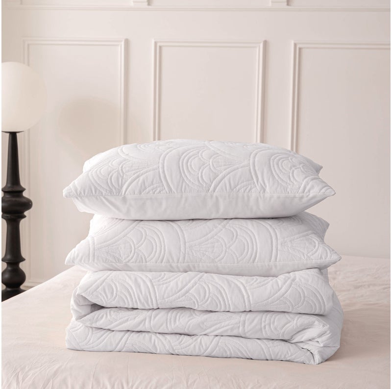 هوم توبيا طقم لحاف فاخر كينج سايز 6 قطع من HOMETOPIA مقاس 264×229 سم – تصميم بنقشة بارزة، قماش ناعم وقابل للتهوية، مريح، مناسب لجميع الفصول، جودة عالية، مثالي للغرف المكيفة والمنازل في السعودية - Image 3