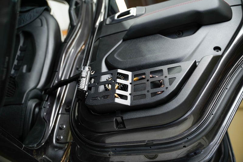DV8 Offroad ألواح جيب DV8 Offroad Molle لجانب الباب الخلفي لسيارات جيب رانجلر JL من 2018-2025 و جيب غلادياتور JT من 2020-2025 | تصميم Molle يسمح بحلول متعددة لتركيب المعدات - Image 3