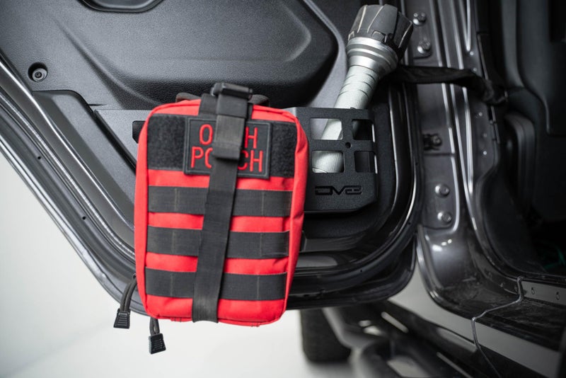 DV8 Offroad ألواح جيب DV8 Offroad Molle لجانب الباب الخلفي لسيارات جيب رانجلر JL من 2018-2025 و جيب غلادياتور JT من 2020-2025 | تصميم Molle يسمح بحلول متعددة لتركيب المعدات - Image 2