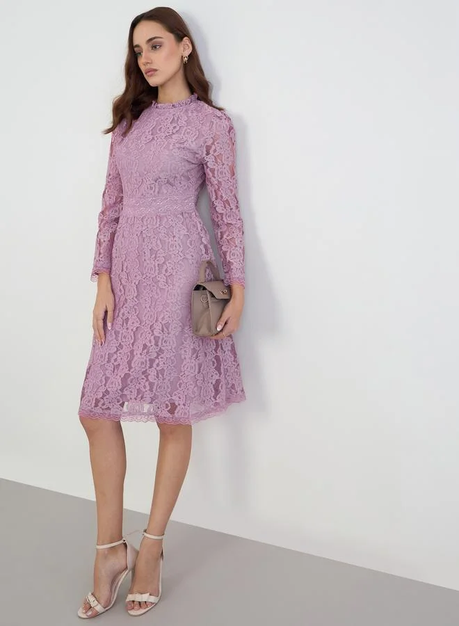 ستايلي فستان بطول الركبة بحافة واسعة وتفاصيل دانتيل