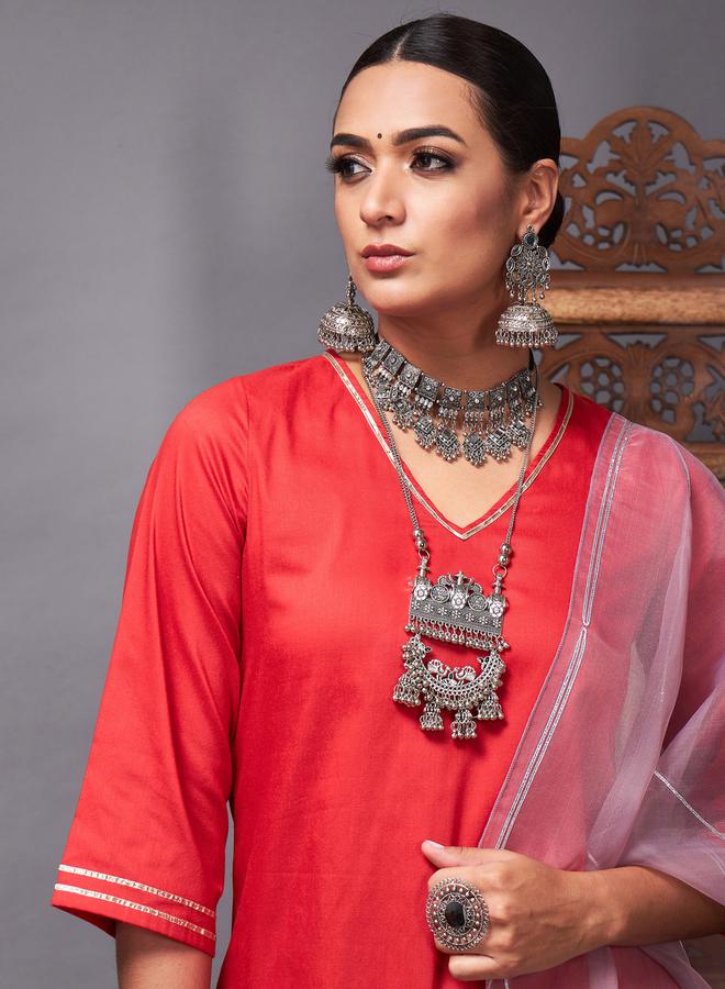 SASSAFRAS Lace Trim Kurta and Straight Leg Pant with Organza Dupatta Set by Styli - Image 4