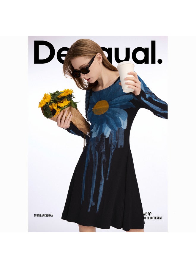 DESIGUAL فستان ميدي بأكمام طويلة و ياقة دائرية مزين بطبعة الأقحوان المرسومة يدويًا - Image 4