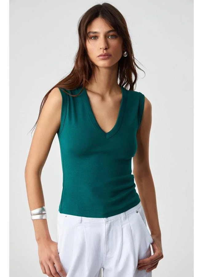 جريميلانج بلوزة لي سكوزا للنساء ذات قصّة ضيقة وياقة V بلا أكمام باللون الأخضر الداكن.