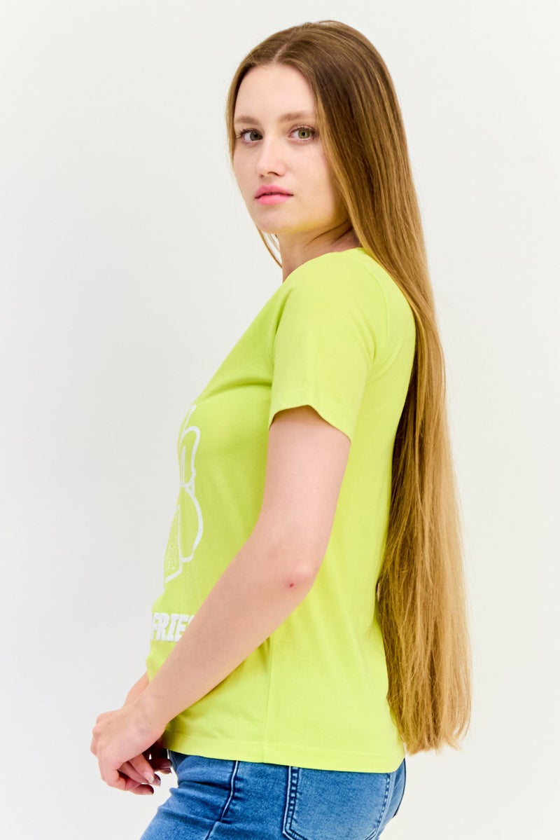 ONLY تي شيرت نسائي بأكمام قصيرة وياقة دائرية بطباعة جرافيك، لون ليموني - Image 3