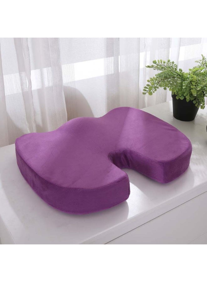 ارينا يمنح مسند جلوس تجربة جلوس مريحة ومستقرة سواء كنت تسترخي لمشاهدة التلفاز، أو تقرأ كتاب. يتميز بتصميمه المريح الذي يدعم الظهر والخصر بشكل مثالي، مما يساعد على تقليل الضغط على العمود الفقري.  مزايا المنتج:  منتج عملي وأنيق يعكس الراحة والاهتمام بالتفاصيل.   وسادة U شكل لا يضيف فقط لمسة جمالية وإنما يقدم دعم فعلي للظهر والرقبة.  الهيكل الداخلي مصنوع من إسفنج عالي الكثافة يوفر الثبات والراحة.  الغطاء الخارجي يتمتع بملمس ناعم وسهل التنظيف.  يمكنك نقله بسهولة من غرفة إلى أخرى، وهو مناسب لجميع أفراد العائلة.  مسند ظهر شكله العصري يندمج بسلاسة مع ديكور المنزل. - Image 1