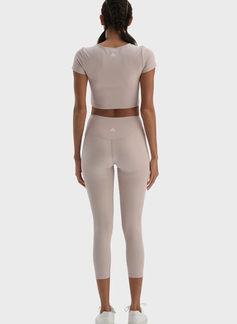 داجي تيشيرت قصير بياقة عميقة